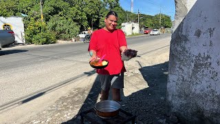 Cocinando bisteces entomatados con su arroz aparte aquí a orilla de carretera Trazzzz [upl. by Cyler]