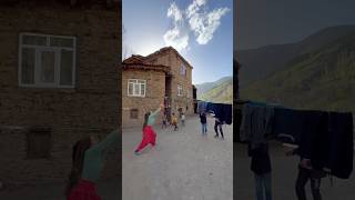 Bitlis Hizan📍Toprak damın üstünde çamaşır ipini file yaparak voleybol oynayan köylü çocukları🥰 [upl. by Alrzc]