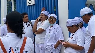 Despiden a trabajadores de service de EsSalud que ayer protestaron exigiendo pagos [upl. by Karina]