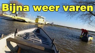 Veerpont Alem na het hoge water nog niet in de vaart door ijs de weg CV en waterleiding bevroren [upl. by Adnovay]