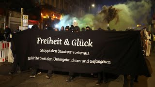 Linksextreme demonstrieren für ExRAFTerrostin Klette in Kreuzberg [upl. by Ycnaf]