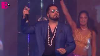 Mika Singh absolutely slaying it at The Royal Stag Mirchi Music Awards  Radio Mirchi [upl. by Noj452]