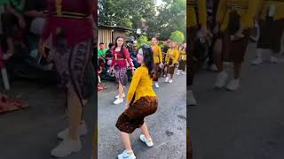 Kebaya Kuning Meresahkan 😂 karnaval soundhoregsurabaya [upl. by Obie]