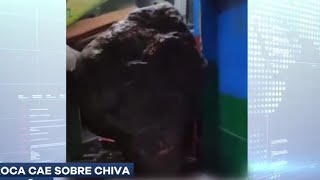 Roca cae sobre chiva en Baños [upl. by Ahoufe]